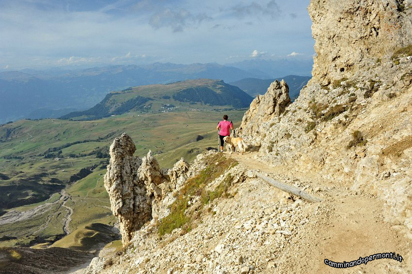 147 Scendiamo dalla Forcella dei Denti di Terrarossa verso l Alpe di Siusi.JPG